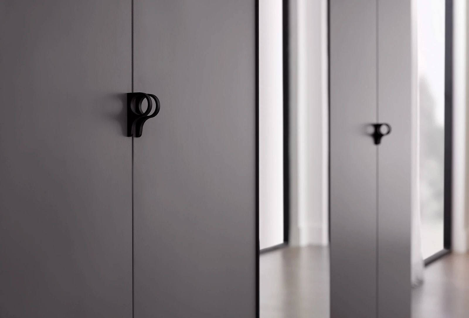 Гардероб с пет врати «Cordell» с огледална врата, ширина 226см