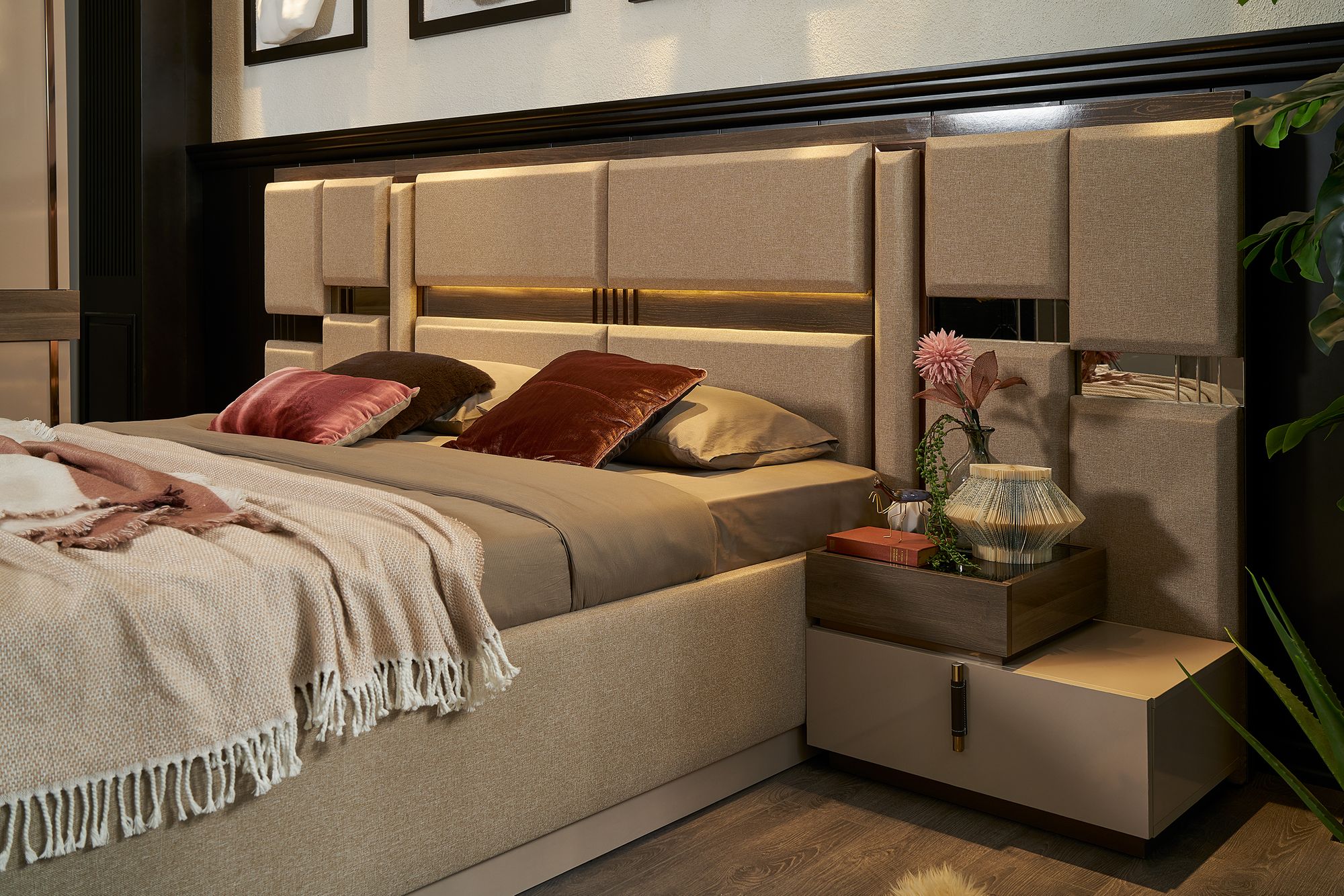 Тапицирано легло «Berlis» + табла с осветление - с място за съхранение, повдигащ механизъм