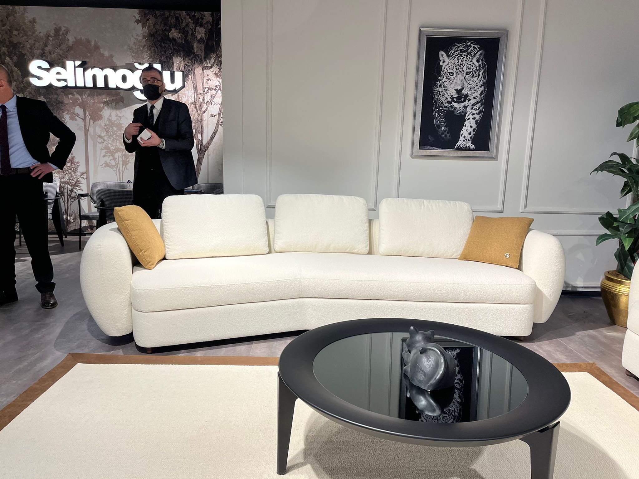 Петместен диван «Luna» + две декоративни възглавници, ширина 325см