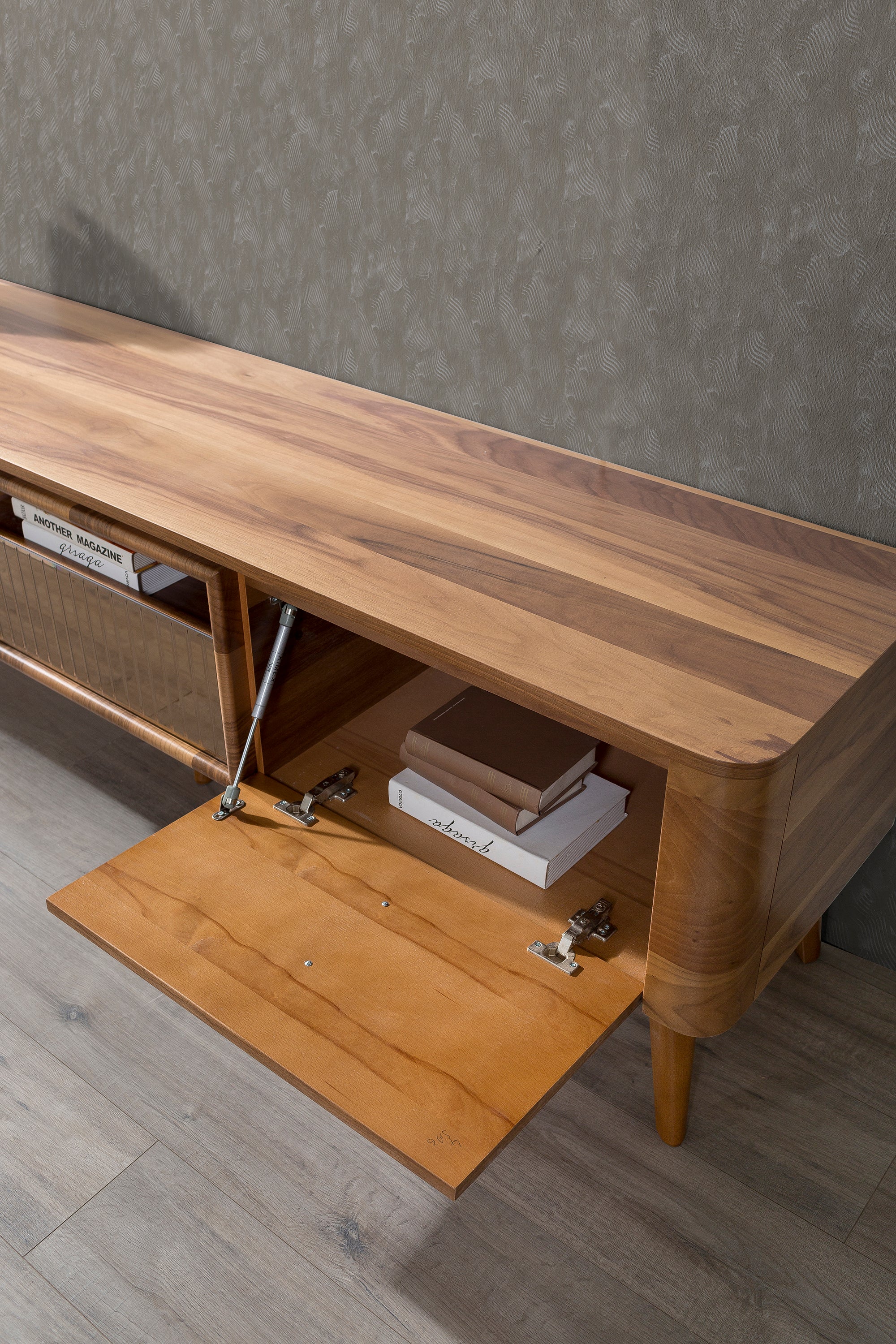 ТВ шкаф за стена «MTV 97» с размер 192х36х22см