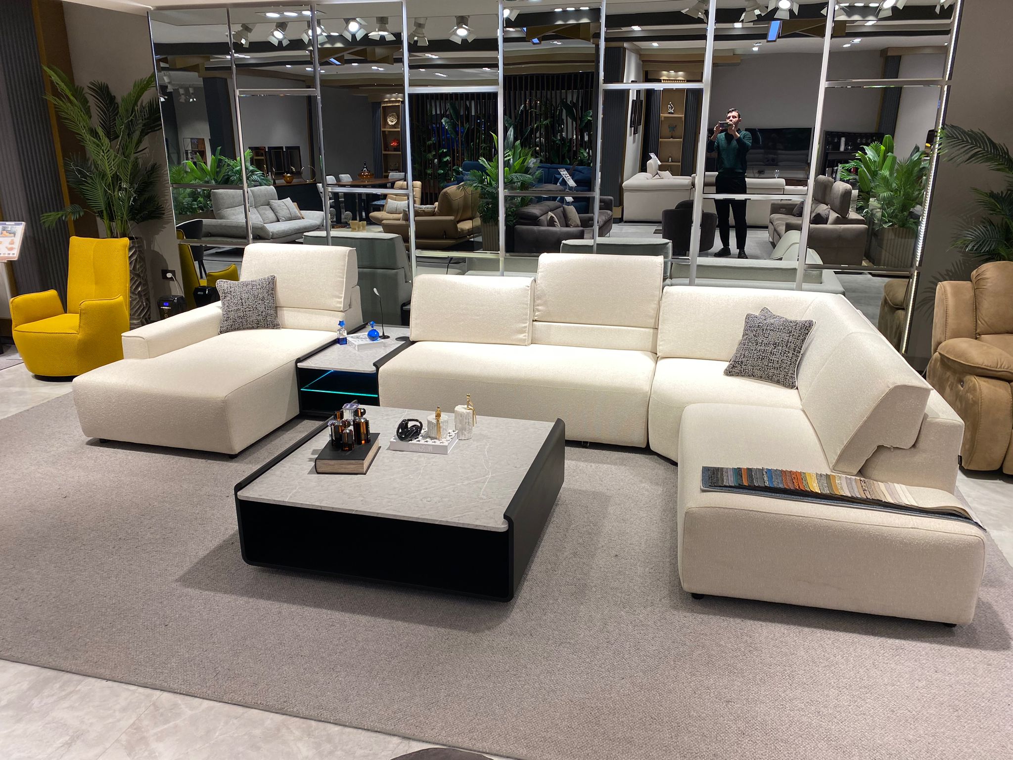 Модулен разтегателен диван «Bahar» + електрически механизъм, USB зарядна станция, конзолна масичка