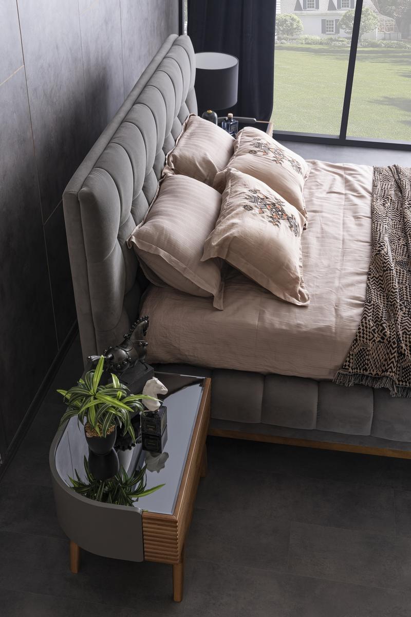 Тапицирано легло «Quatro» с табла и удобен борд