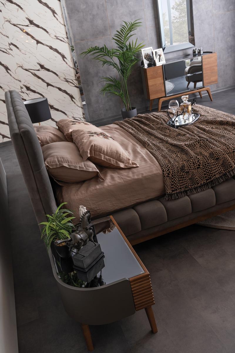 Тапицирано легло «Quatro» с табла и удобен борд