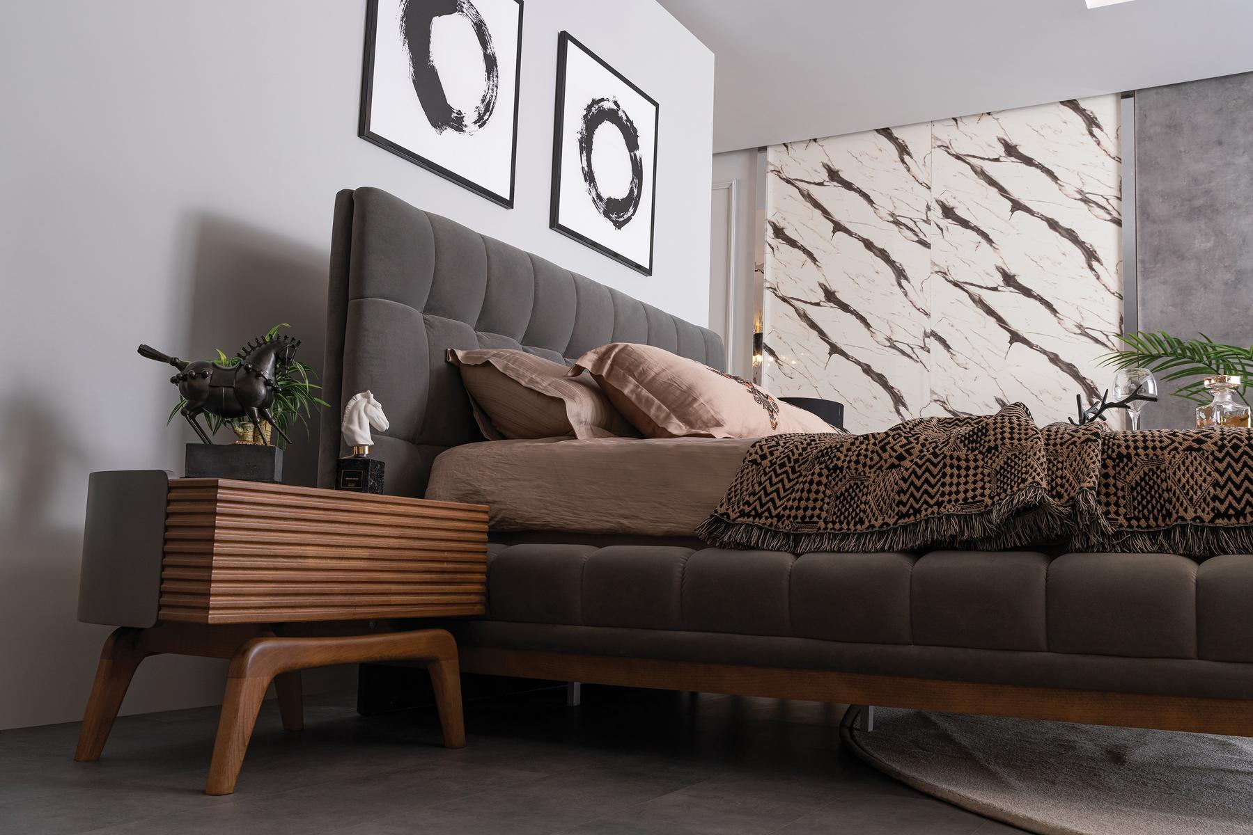 Тапицирано легло «Quatro» с табла и удобен борд