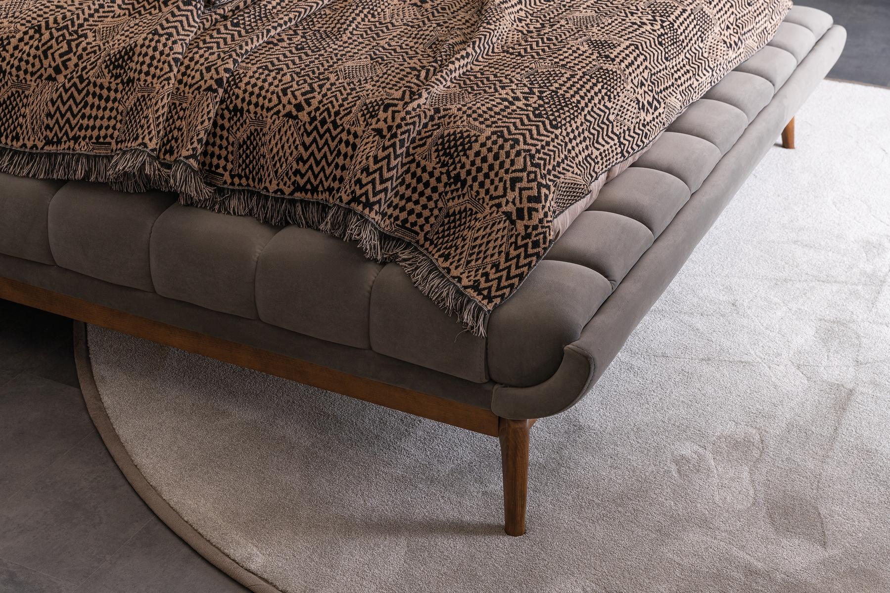 Тапицирано легло «Quatro» с табла и удобен борд