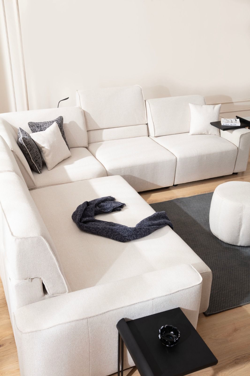 Модулен разтегателен диван «Bahar» + електрически механизъм, USB зарядна станция, конзолна масичка